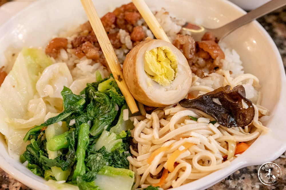 台北市中正區美食|東一排骨總店|復古懷舊西餐廳夜總會，一秒回到西門町黃金70年代 (附菜單價格)