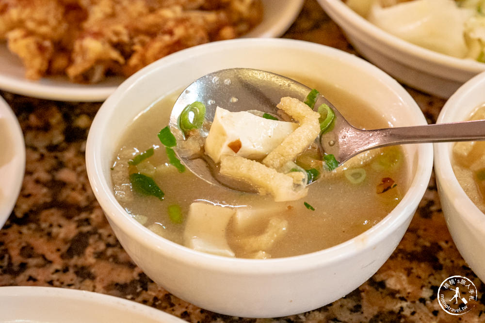 台北市中正區美食|東一排骨總店|復古懷舊西餐廳夜總會，一秒回到西門町黃金70年代 (附菜單價格)