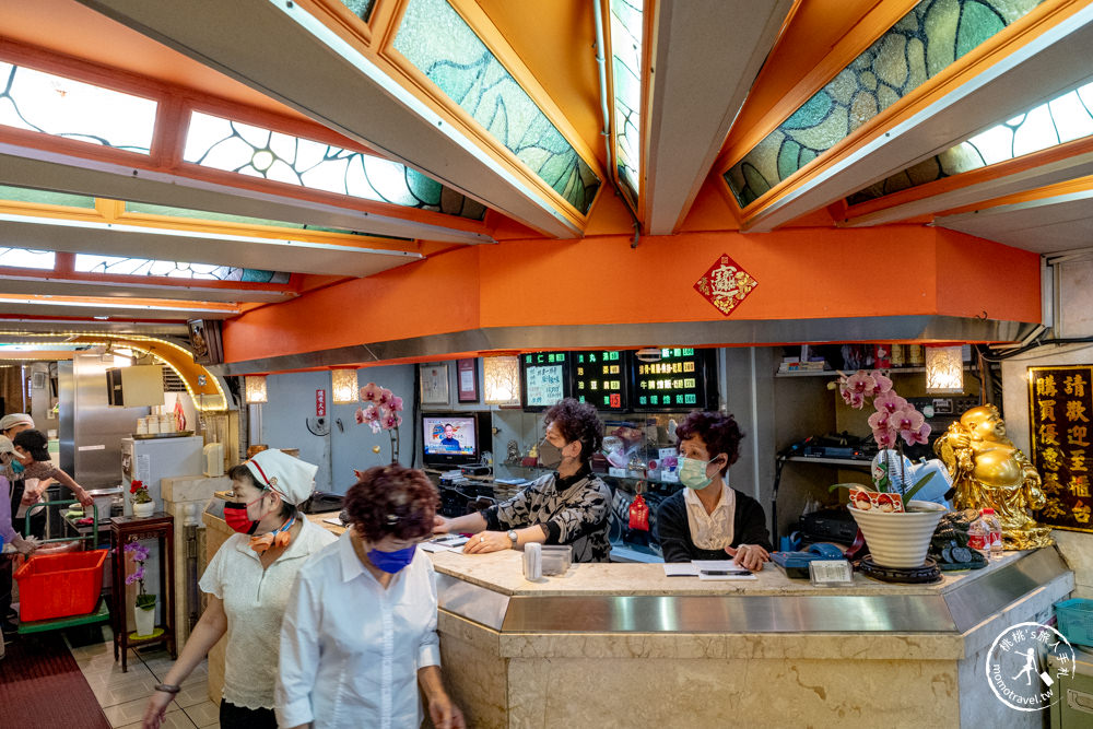 台北市中正區美食|東一排骨總店|復古懷舊西餐廳夜總會，一秒回到西門町黃金70年代 (附菜單價格)