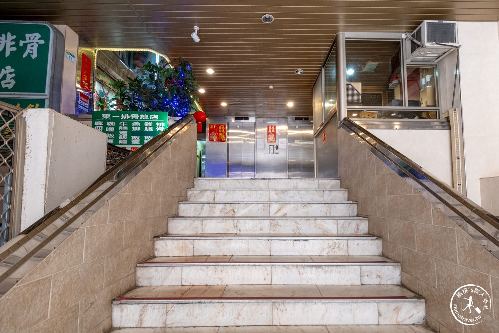 台北市中正區美食|東一排骨總店|復古懷舊西餐廳夜總會，一秒回到西門町黃金70年代 (附菜單價格)